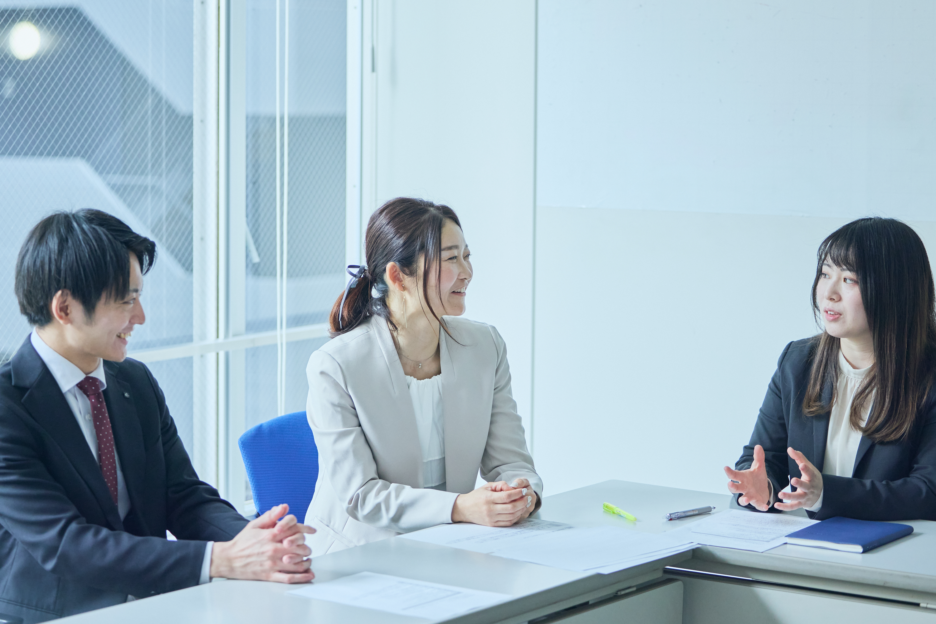 左から、総務部人事室の高橋さん、営業推進部推進室の升永さん、ソリューション営業部の佐藤さん