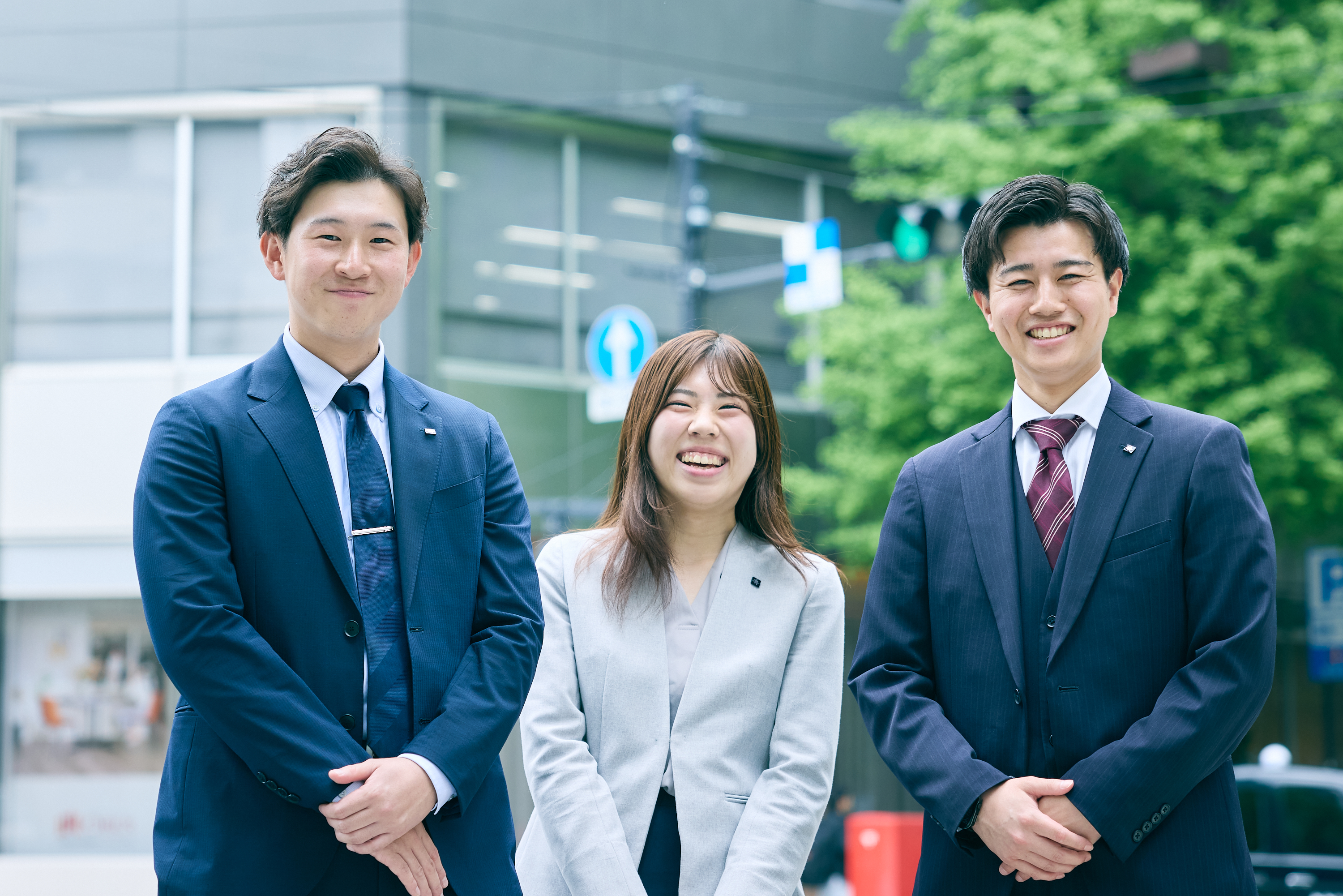 若手営業マン　本社前にて
