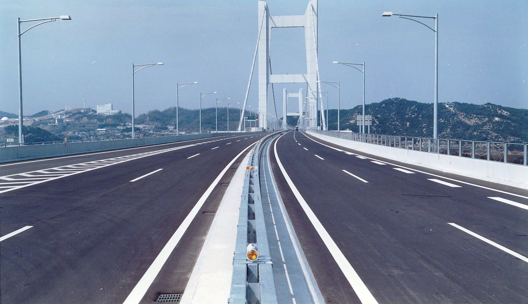 「瀬戸大橋共用部北舗装工事」