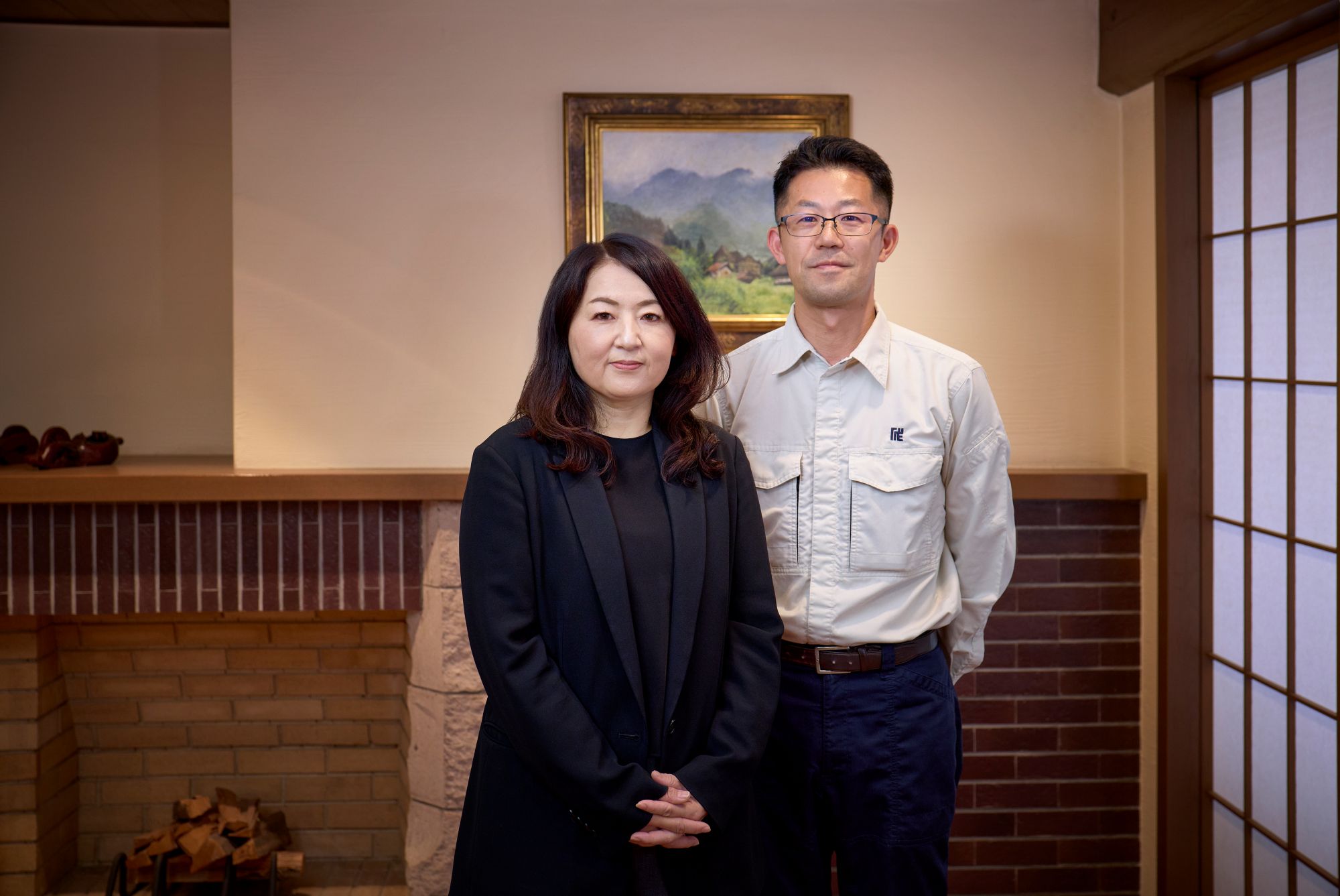 本社メモリアルルームにて持田さん、古川さん