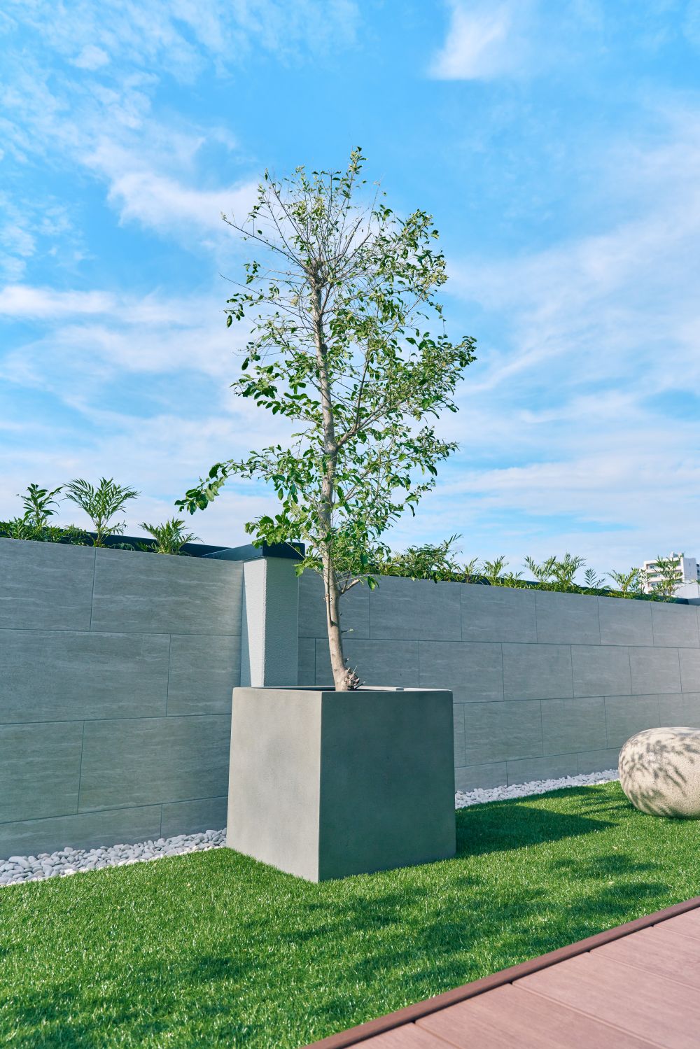 ４階ルーフテラスに設置した重量200kgの鉢