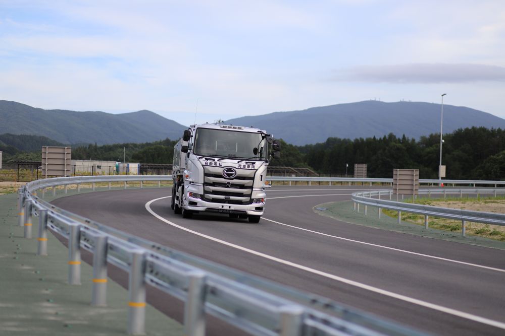 舗装評価路を試験運転中の自動運転荷重車両