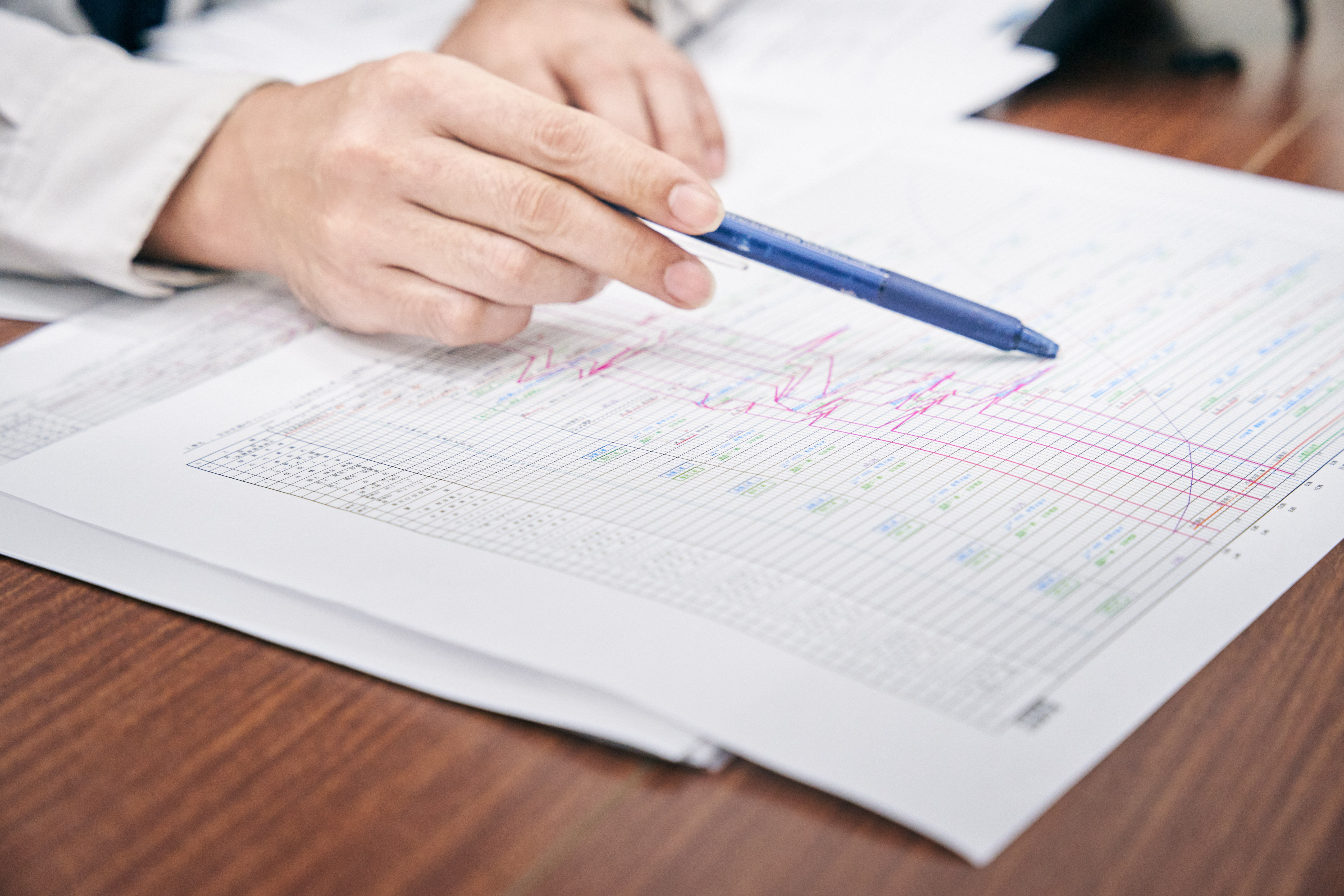  複雑な工程を把握するため、工程表は日々更新・調整されます