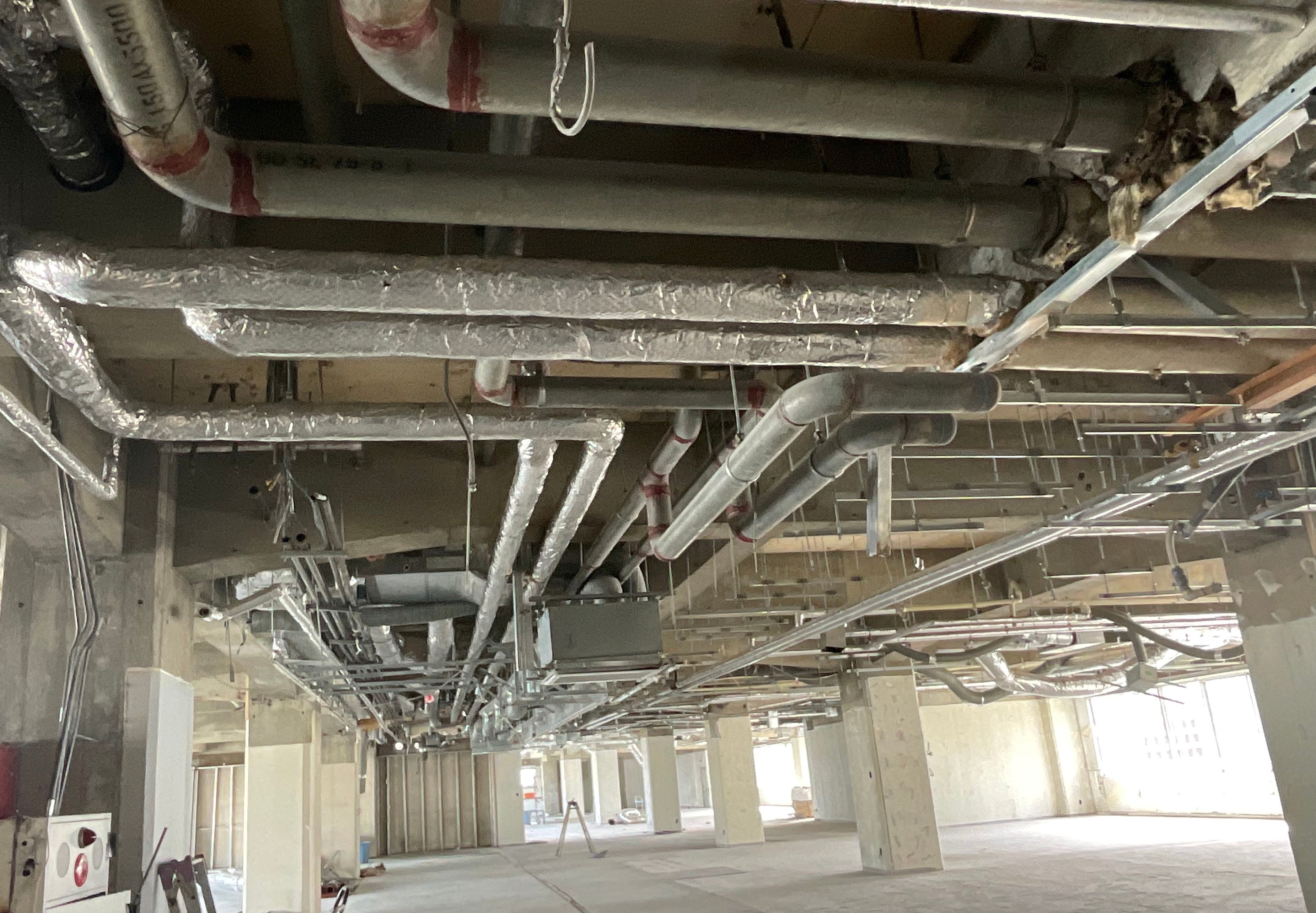  リニューアル工事の現場。普段は隠されている配管やダクトがよく見えます