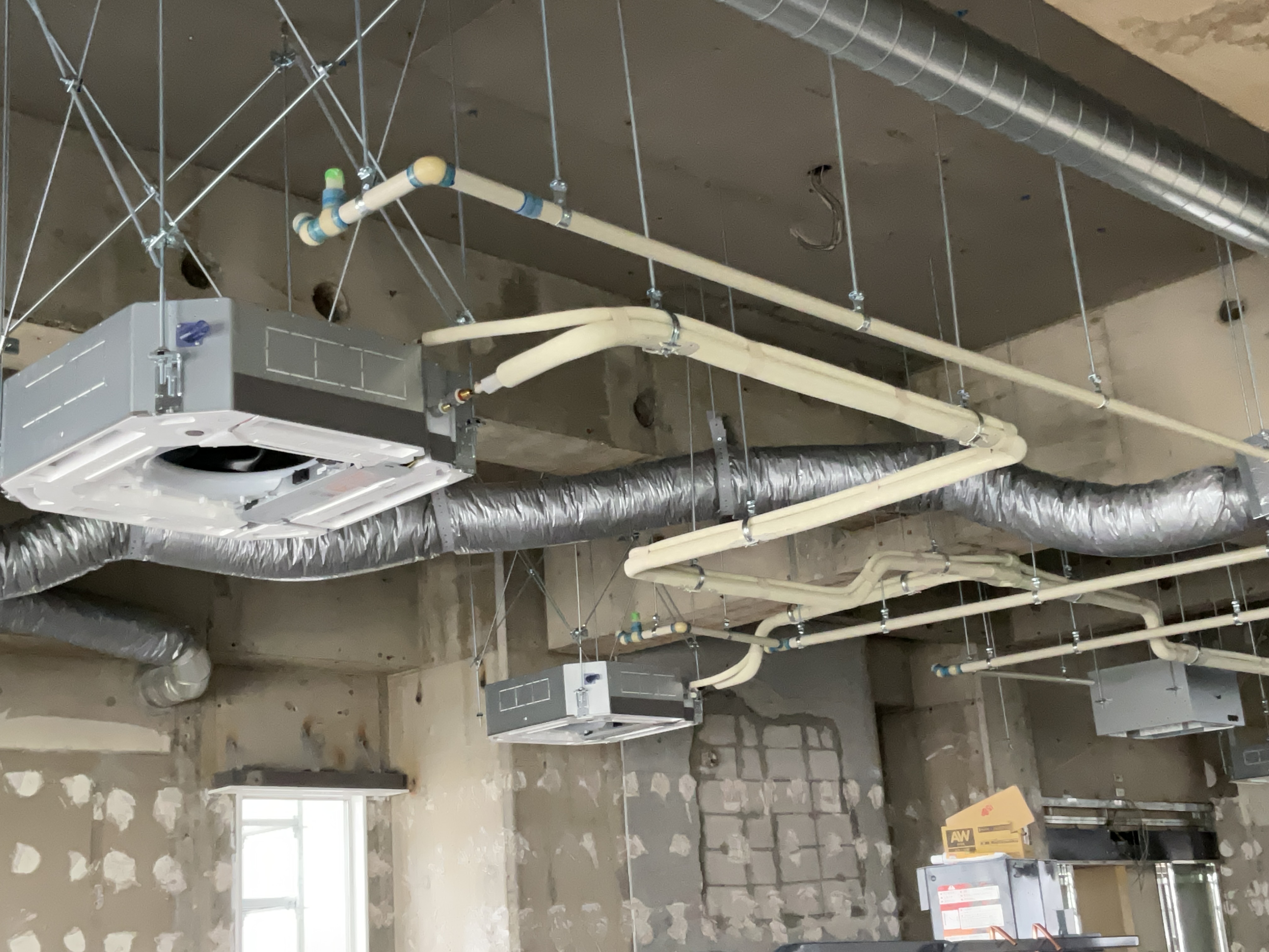  天井裏には、ダクトのほか、加湿器用の給水管、エアコン室内機用の冷媒管、ドレン管などが納められます