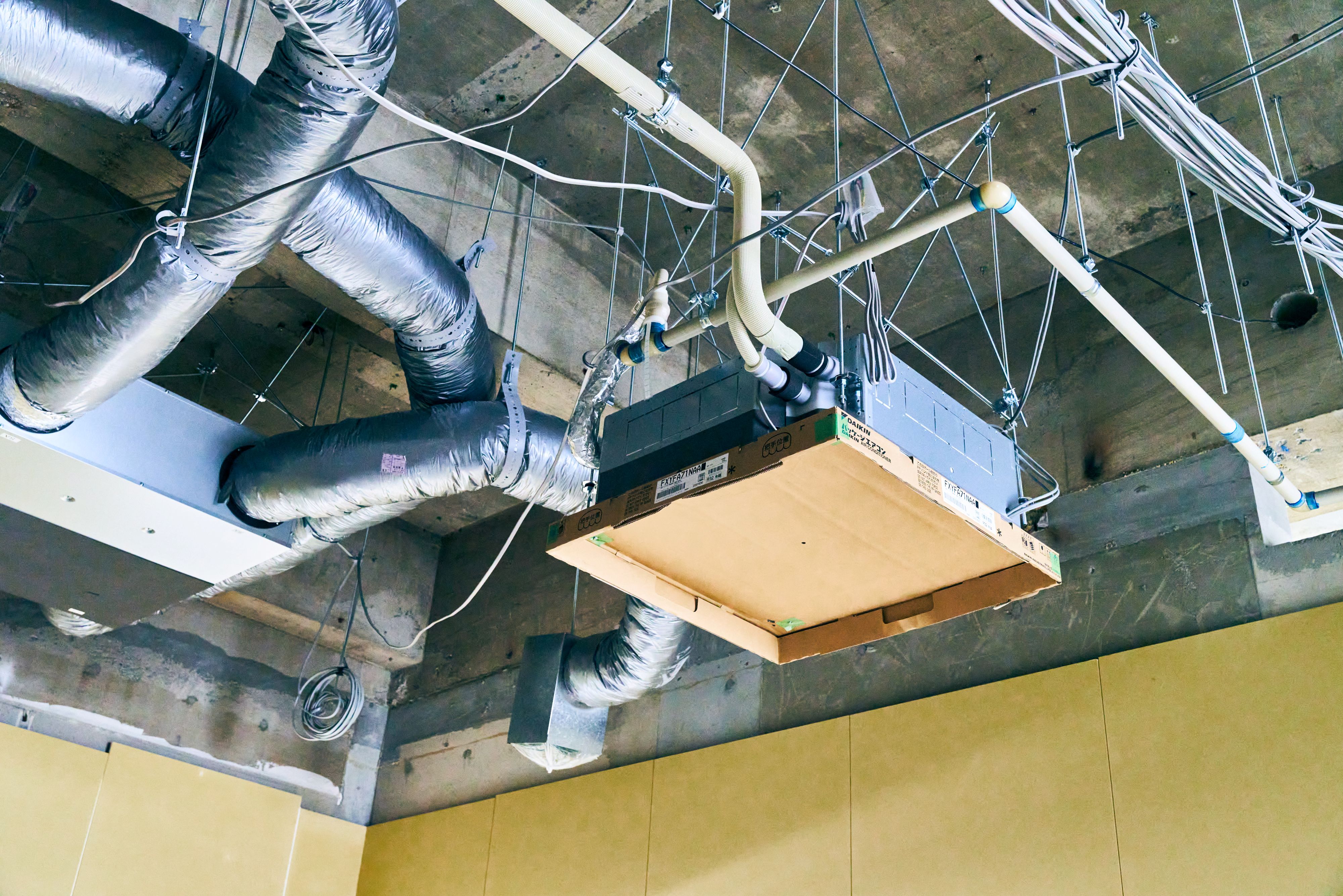  天井裏の空調機および配管