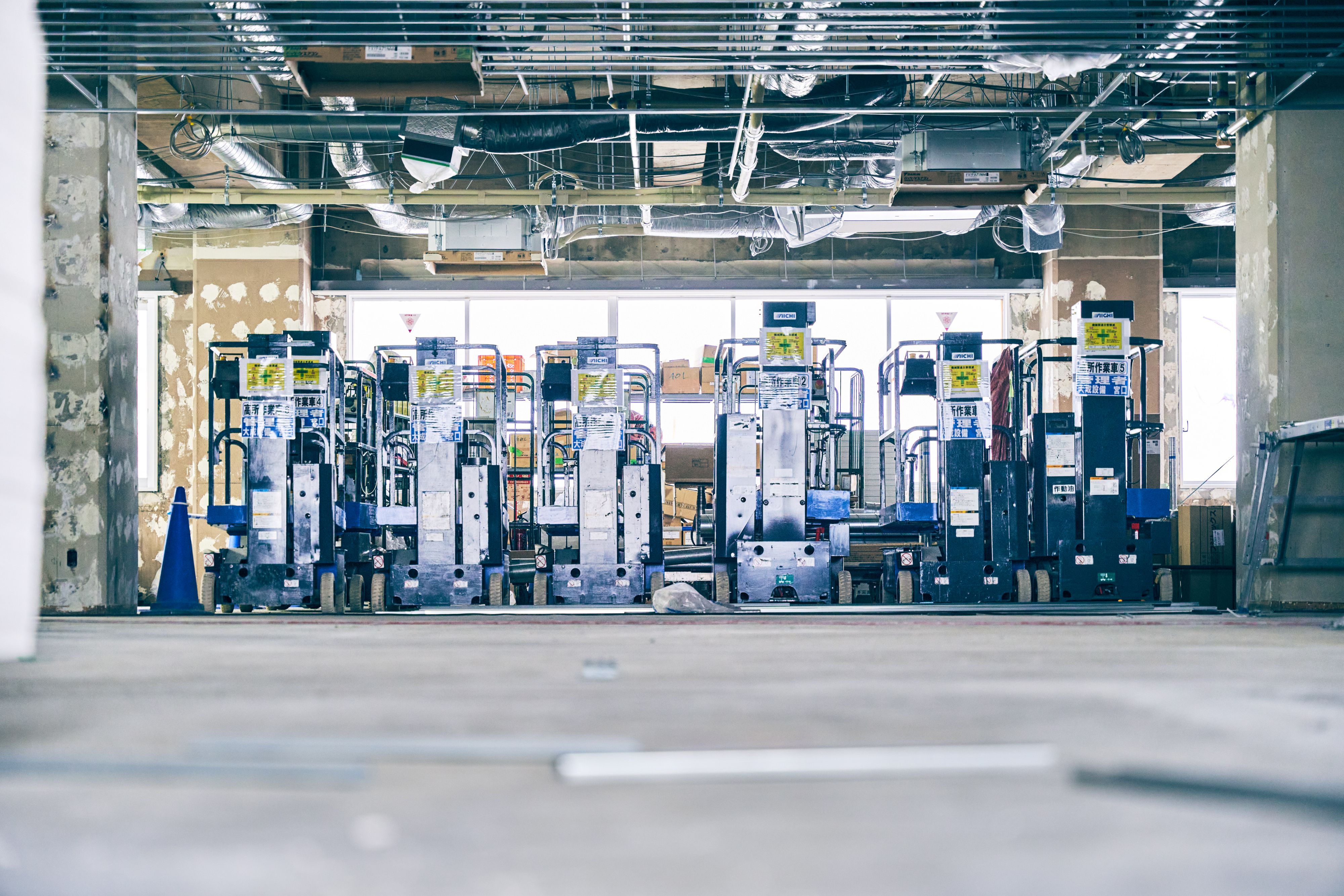  現場で静かに待機する一人乗りの高所作業車