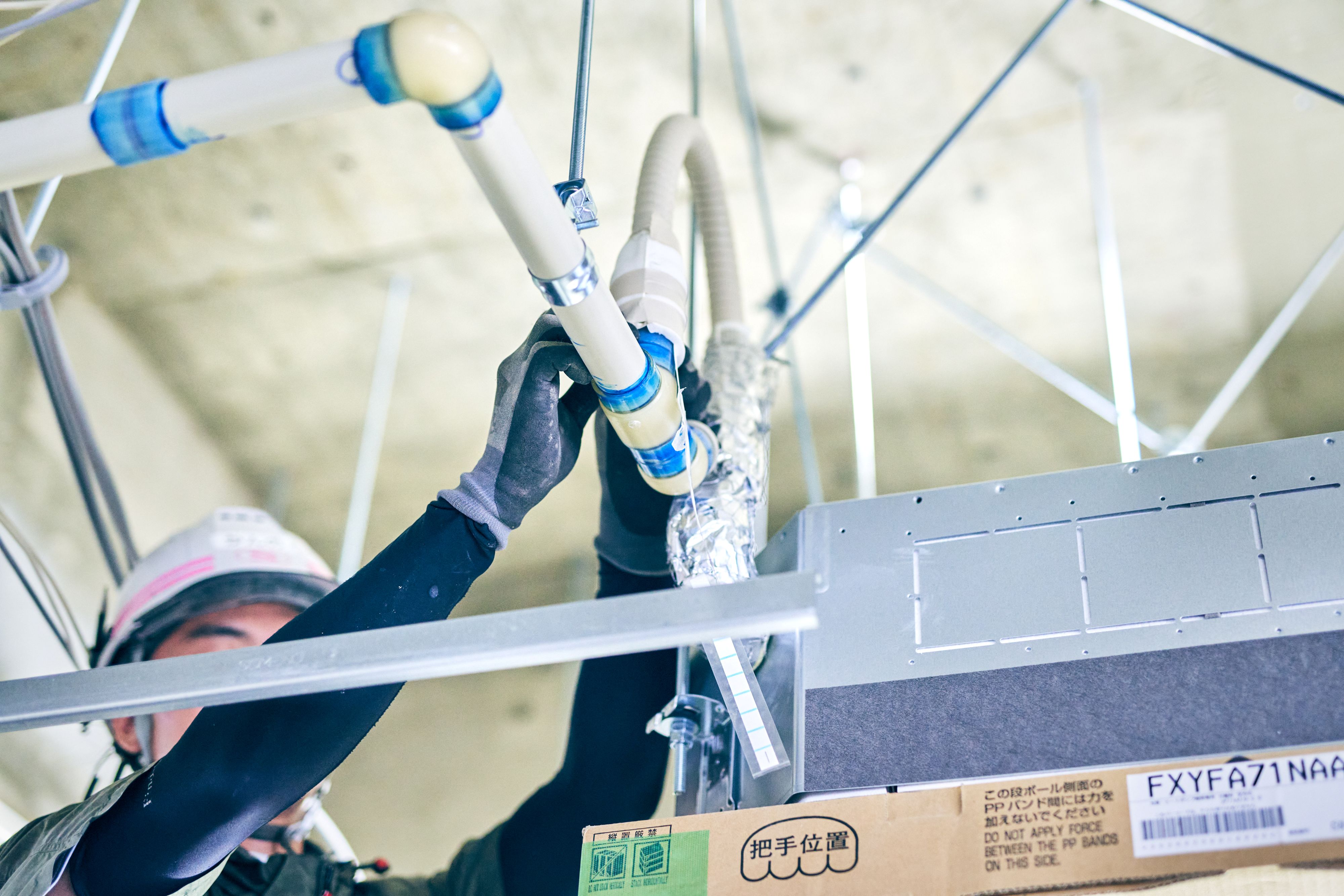  配管には結露を防ぐためのグラスウール保温材と亀甲金網が巻かれています